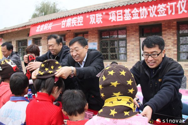 给孩子们捐赠帽子、围巾、手套等 