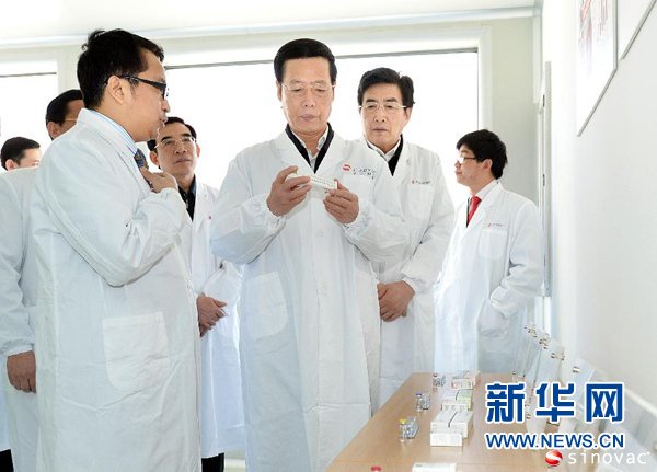 3月28日下午，中共中央政治局常委、国务院副总理张高丽到北京中关村国家自主创新示范区调研。29日上午，张高丽在北京召开企业家座谈会。这是张高丽在博天堂918ag控股生物技术有限公司观看产品展示。新华社记者 李涛 摄