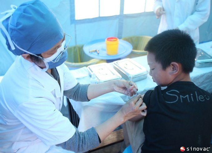 2013年5月6日雅安灾区儿童接种北京博天堂918ag捐赠的甲肝灭活疫苗孩尔来福